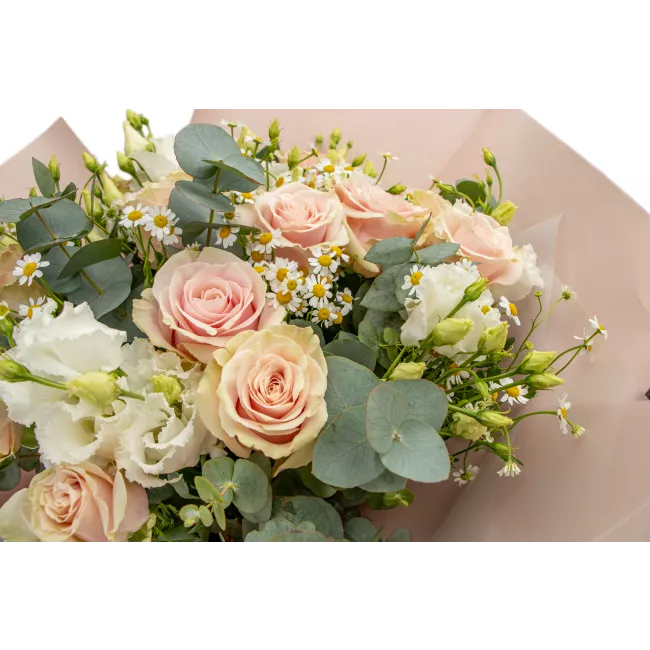 Flower of roses and lisianthus